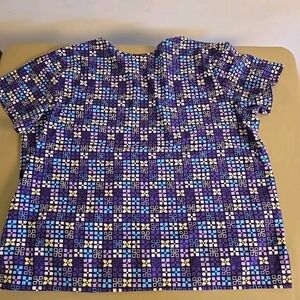 Geometric Print Short Sleeve Scrub Top in Purple & Blue